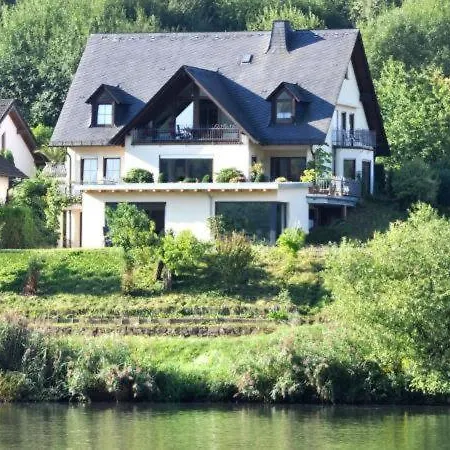 Am Moselufer 摩泽尔河畔的泽尔