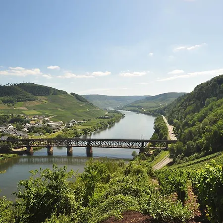 Am Moselufer Zell an der Mosel