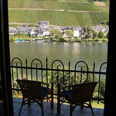 Am Moselufer Zell an der Mosel