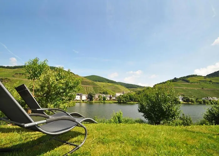 Am Moselufer * Zell an der Mosel