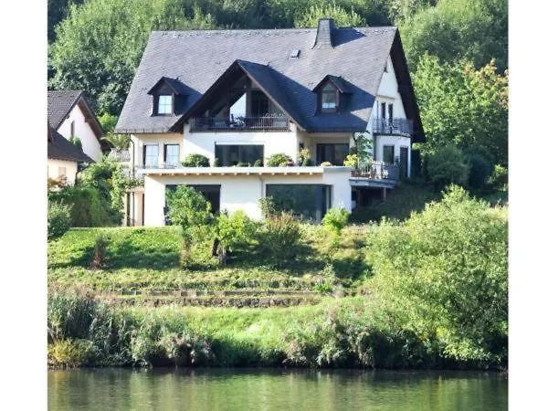 Am Moselufer Zell an der Mosel