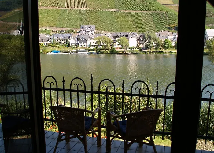 Am Moselufer Zell an der Mosel
